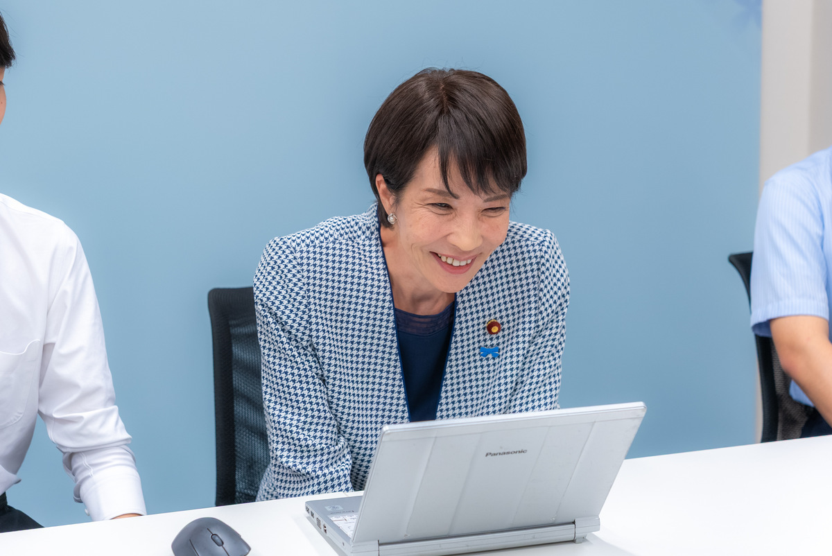 為了淡化鷹派形象，高市早苗接受建議上化妝課程並聘請了造型師 圖：翻攝自高市早苗的Ｘ