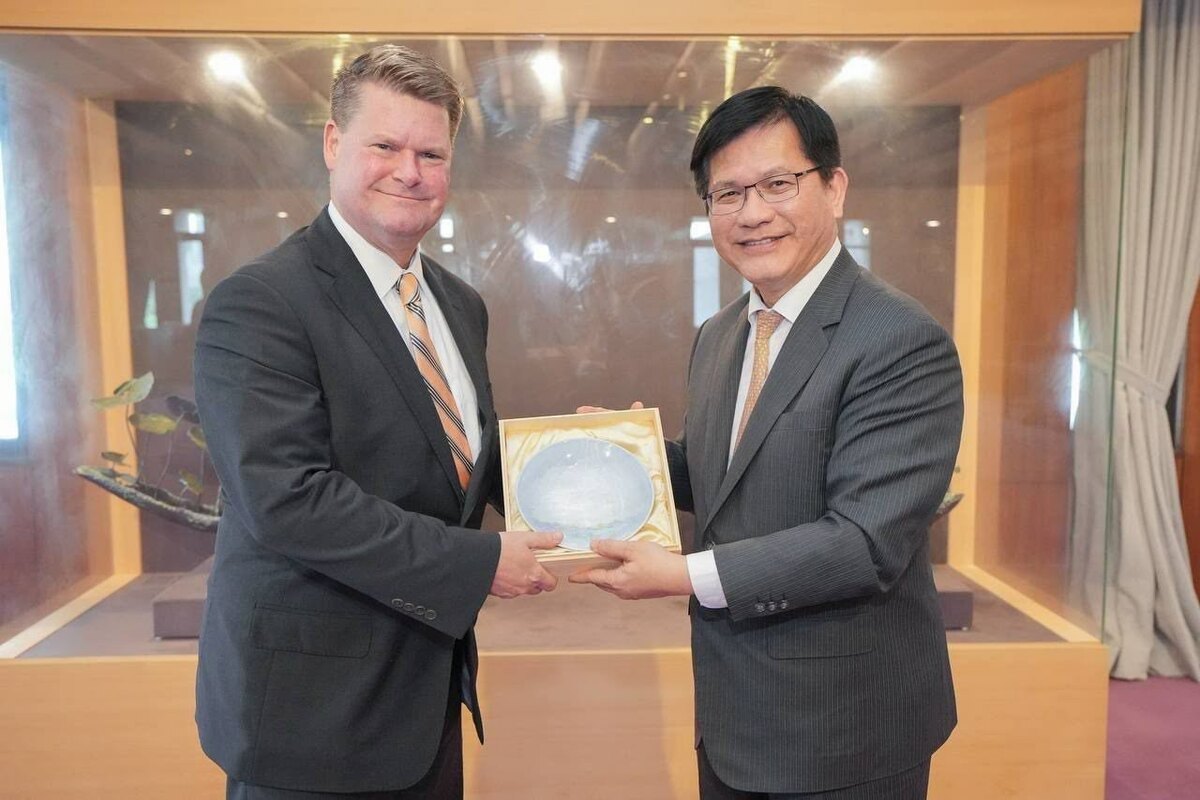 外交部長林佳龍致贈「印太安全研究所」（Institute for Indo-Pacific Security, IIPS）主席薛瑞福（Randall G. Schriver）禮品。 圖：外交部提供