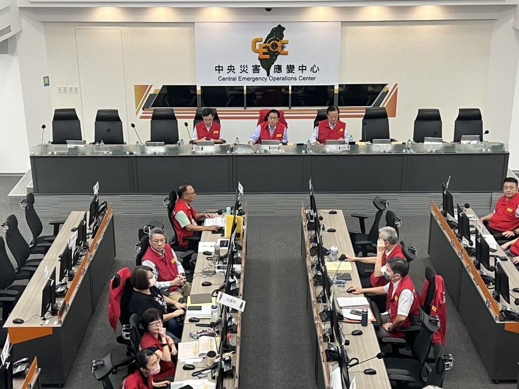 中央災害應變中心27日召開花蓮馬太鞍溪堰塞湖專案會議，中央災變中心表示，將持續協助災區復原清理環境、及協助前往當地救援志工交通疏導等作為。（中央災變中心提供）中央社記者劉建邦傳真　114年9月27日