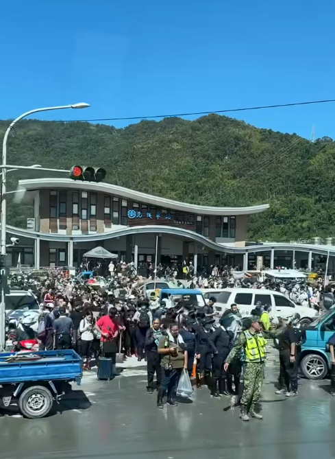 今（27）日適逢教師節連假首日，也有不少人自發性地前往光復救災，有網友 PO 出光復車站前的滿滿人潮的景象。 圖：翻攝自桃園爆報(二)