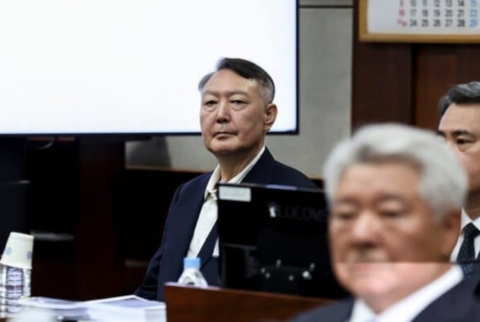 南韓前總統尹錫悅昨（26）日出席「內亂案」法庭審判。 圖：翻攝韓國網路照片