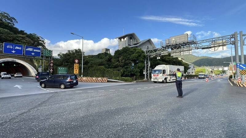 花蓮馬太鞍溪堰塞湖23日溢流釀光復鄉嚴重災情，許多人趁著教師節連假幫忙救災，不過志工多半搭乘火車下鄉，因此國道5號平均時速均有50公里，和蘇花路廊南北雙向順暢。 圖：宜蘭縣警察局／提供