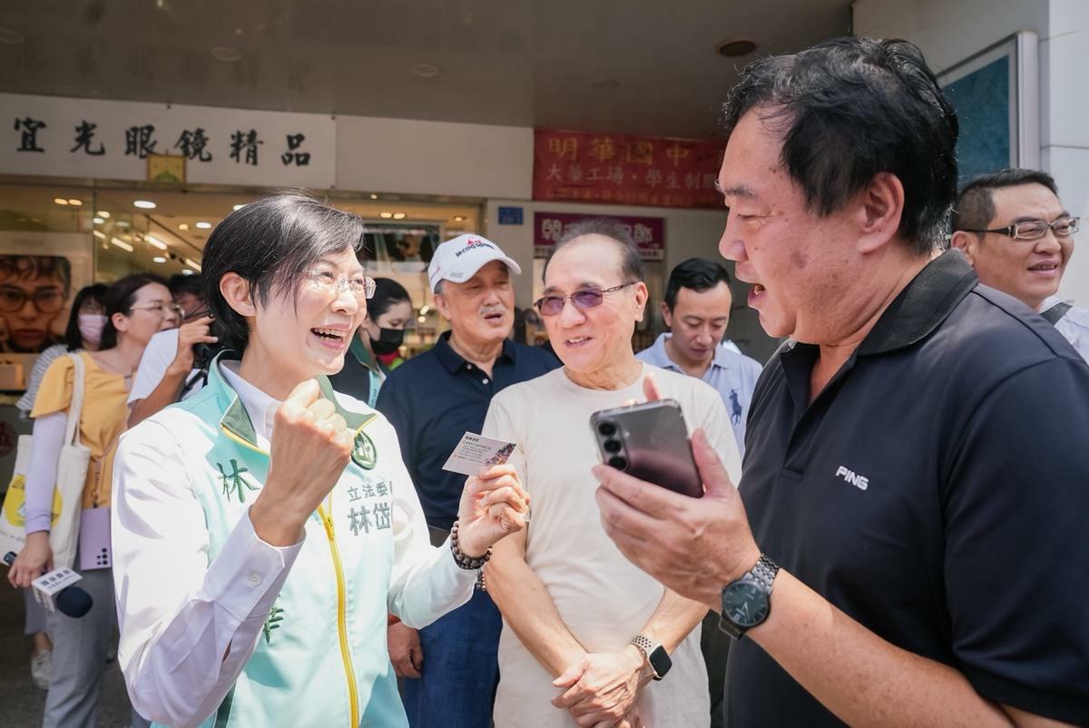 林岱樺(左)強調自己的看板從來是以政策爭取市民的支持，也展現爭取勝選的決心。 圖：林岱樺辦公室/提供