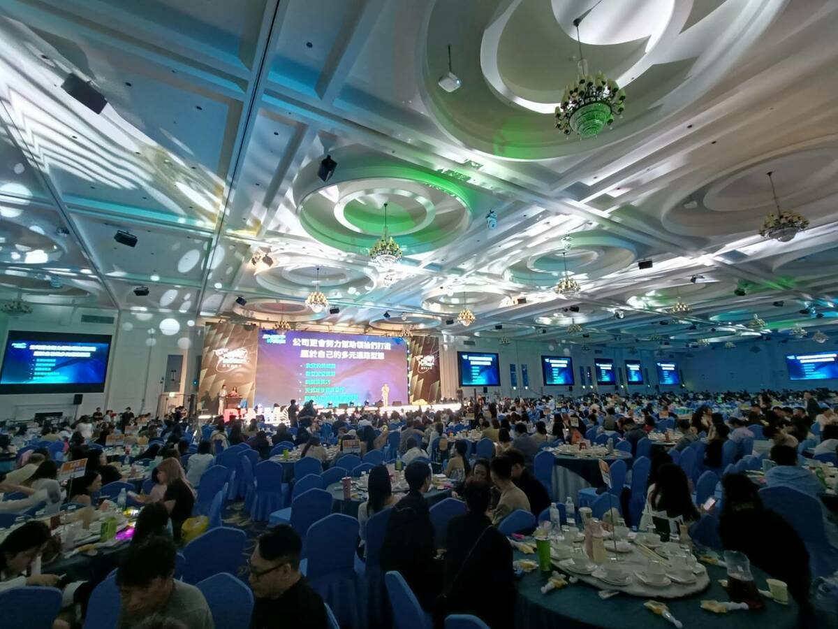 品茉兒集團在台中臻愛花園飯店舉辦年會暨表揚大會活動。 圖：唐復年/攝