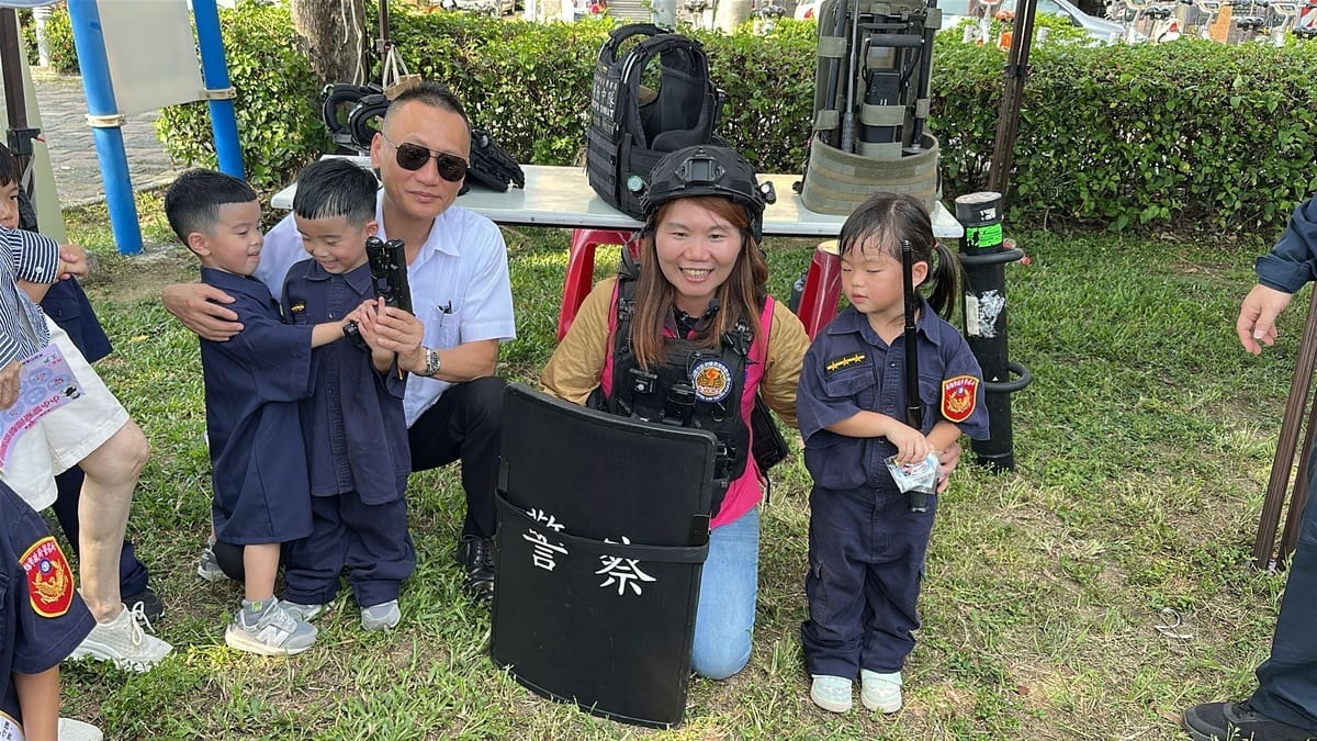 李雅靜(右二)表示，透過寓教於樂不僅讓孩子認識警察日常工作，同時增進親子之間的互動。 圖：李雅靜服務處/提供