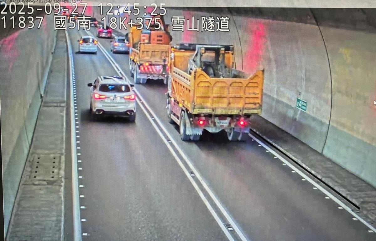 救災車輛通行雪山隧道。 圖：高速公路局／提供