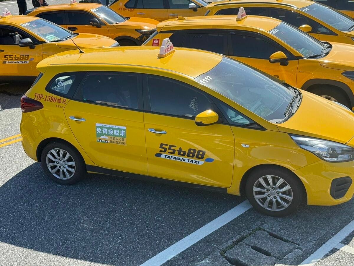 公路局表示，為協助光復地區的人於整理家園期間有安全、便利、即時的交通接駁服務，將於今(27)日下午啟動費計程車接駁專車計畫。 圖：交通部公路局／提供