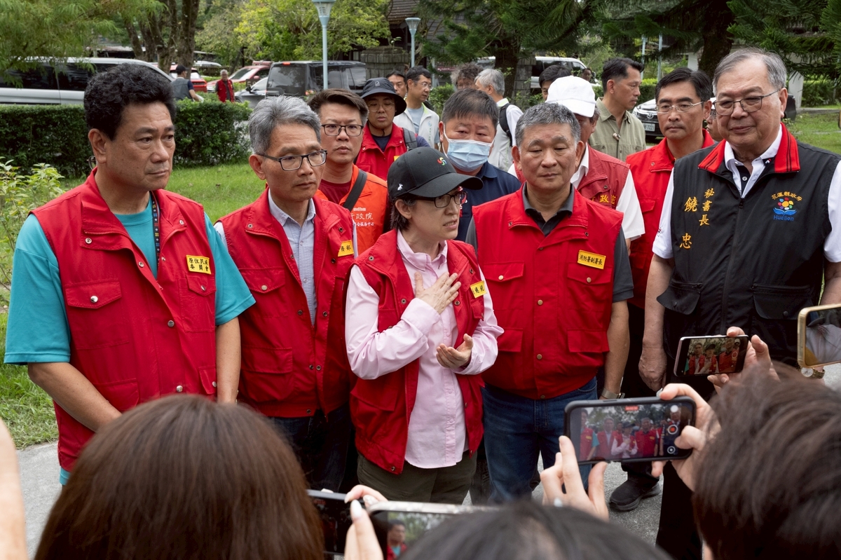 蕭美琴與中央、地方官員及民代討論後，說明後續復原重點。 圖:翻攝自蕭美琴臉書