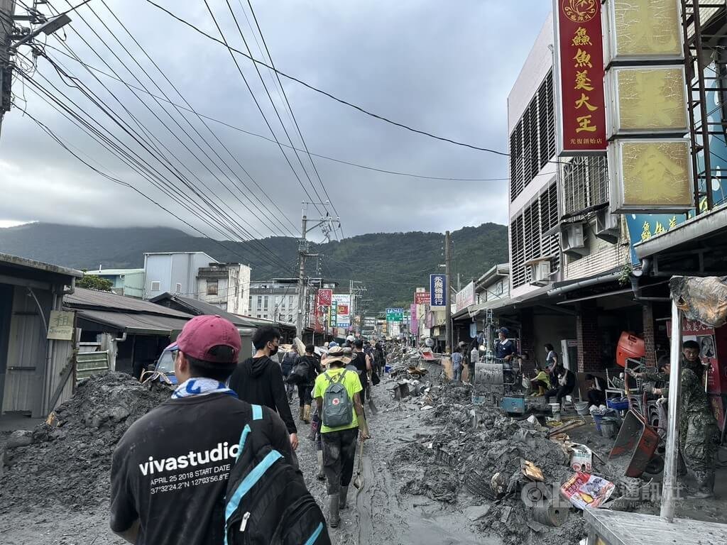 花蓮馬太鞍溪堰塞湖洪患，各地「鏟子超人」支援清淤，27日有逾萬人，28日估更多；為加速救災進度、確保救援暢通，調整光復鄉交管，縣府籲民眾讓出道路，優先供救災用。 圖/中央社