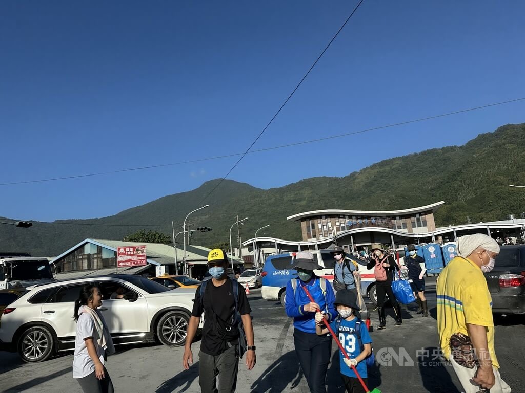 花蓮馬太鞍溪堰塞湖洪患，各地「鏟子超人」支援清淤，27日有逾萬人，28日估更多；火車站前人車壅塞，為加速救災進度、確保救援暢通，調整光復鄉交管，縣府籲民眾讓出道路，優先供救災用。中  圖/中央社