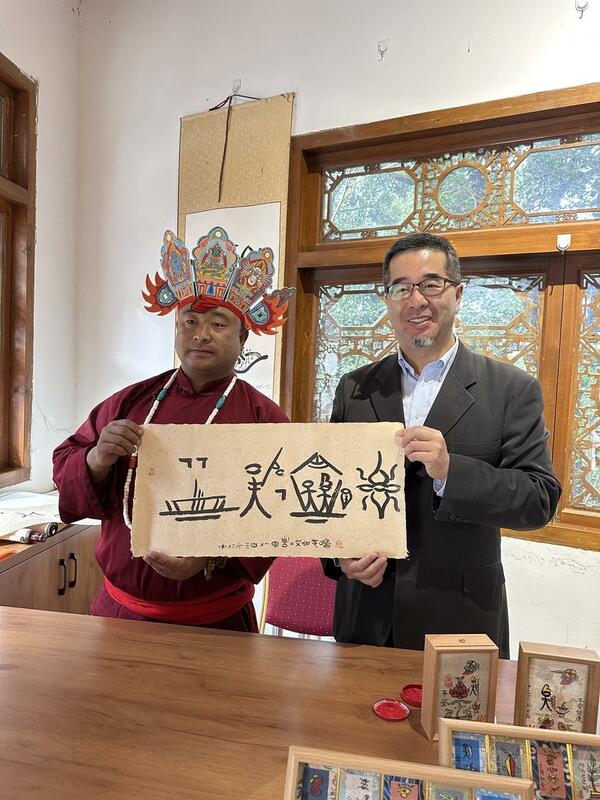 用現在世界上唯一存活的象形文字，雲南東巴族文字寫成的「兩岸一家親」。 圖：馬英九基金會提供