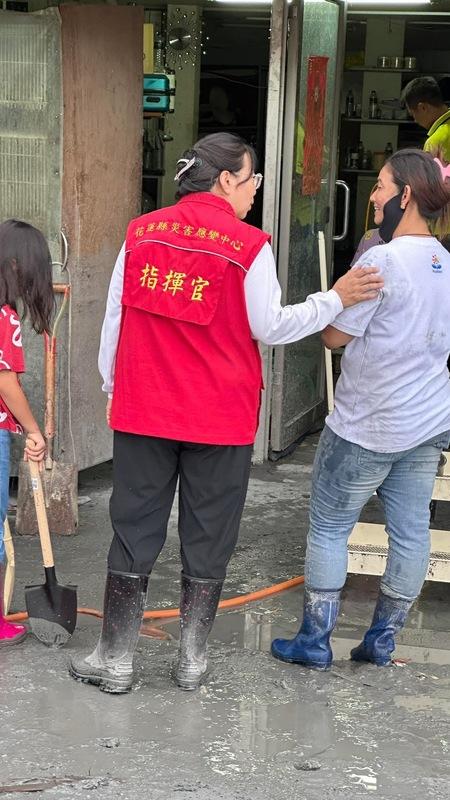 花蓮縣議長張峻昨（27）日晚間在臉書發文指出，花蓮縣長徐榛蔚沿戶慰問卻跳過自己。 圖：翻攝自 張峻 FB