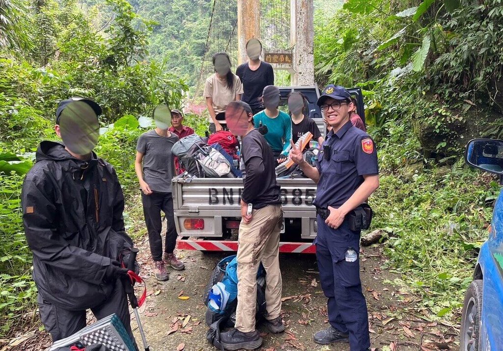 台灣師範大學登山社一行8人27日準備前往阿里山鄉豐山風景區露營，不料中途遇遭虎頭蜂並螫傷2名男大生，警消順利護送傷者送醫治療。其他6人也一起下山。（警方提供）中央社記者黃國芳傳真  114年9月28日