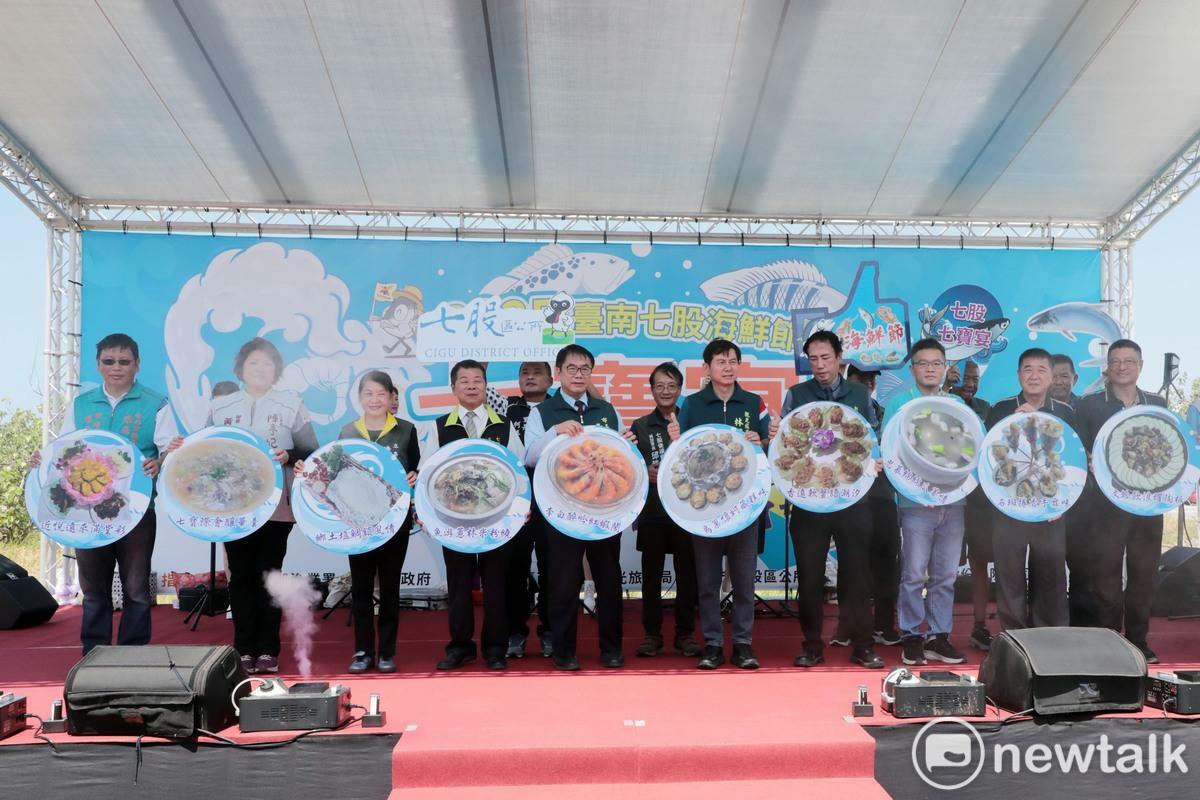 七股七寶宴在七股鹽山熱鬧登場，台南市長黃偉哲到場歡迎鄉親與各地遊客共襄盛舉。 圖：台南市政府提供