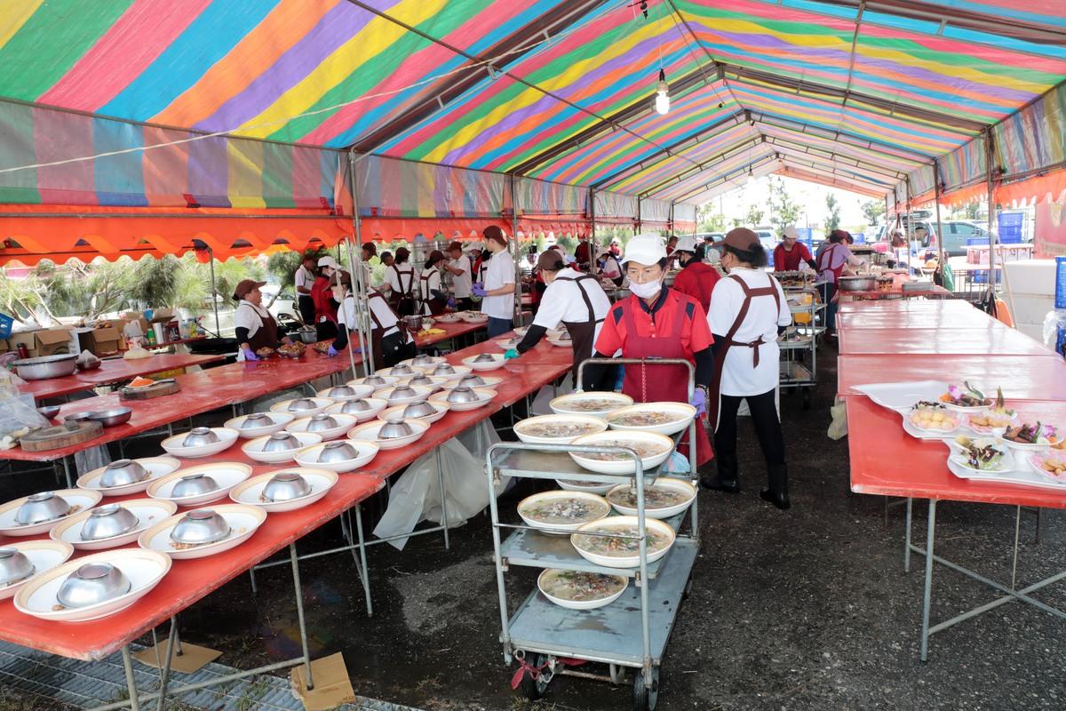 總鋪師陳振東親自操刀七寶宴，食材透過用七股在地的海鮮七寶：虱目魚、吳郭魚、烏魚子、石斑、白蝦、文蛤、牡蠣等食材，以最簡單的料理方式，呈現七股海產的原味鮮甜，充分將七股區的海鮮特產轉變為在地風味餐，讓在座貴賓以平價的價格品嚐到最頂級的海味料理。 圖：台南市政府提供