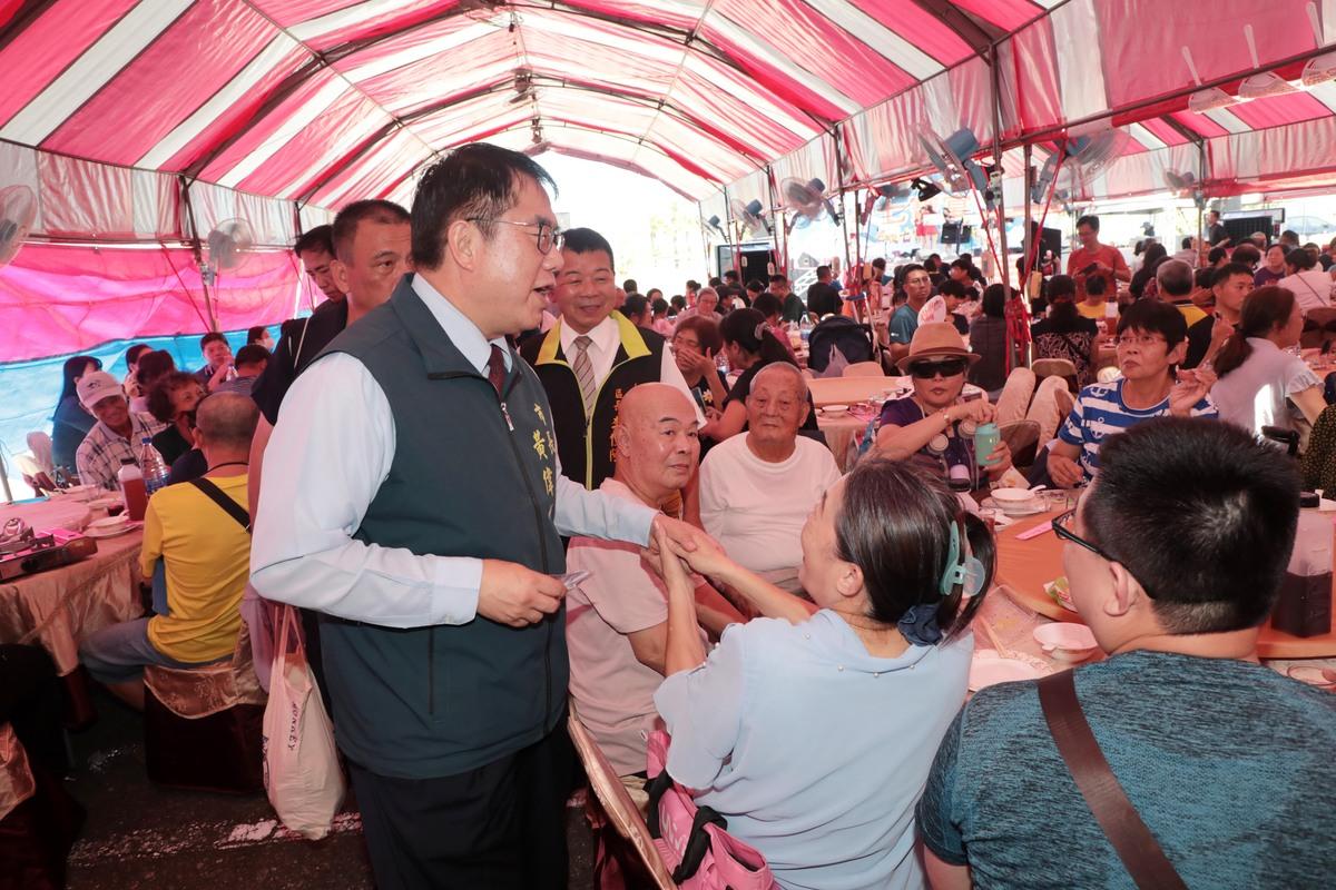 台南七股七寶宴在七股鹽山熱鬧登場，台南市長黃偉哲到場歡迎鄉親與各地遊客共襄盛舉。今年活動首度擴大開放網路報名，席次增加至130桌，報名一開放即迅速額滿，甚至仍有民眾詢問候補，可見七寶宴深受大眾喜愛與支持。 圖：台南市政府提供