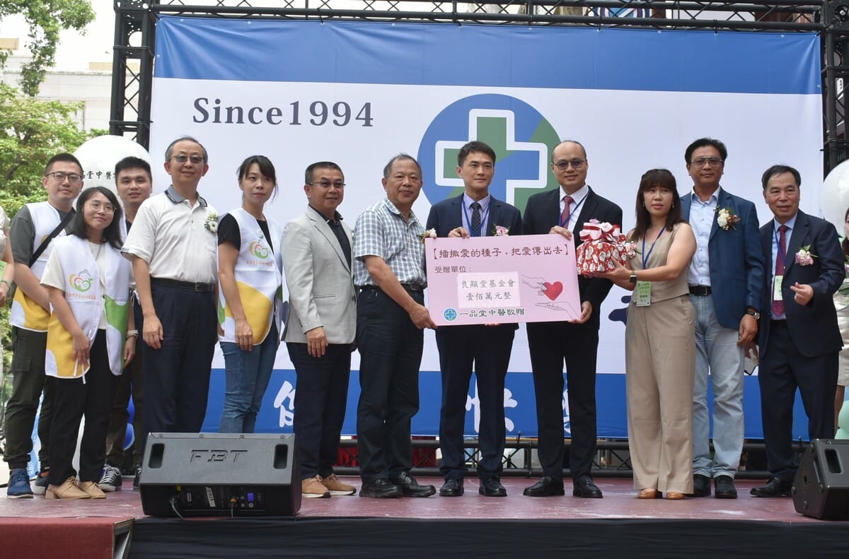 「一品堂中醫」總院長蔡全德(右一)兌現「把醫療化作善行」的承諾，高雄六合分院開幕捐贈南投良顯堂基金會100萬元。 圖：孫家銘攝