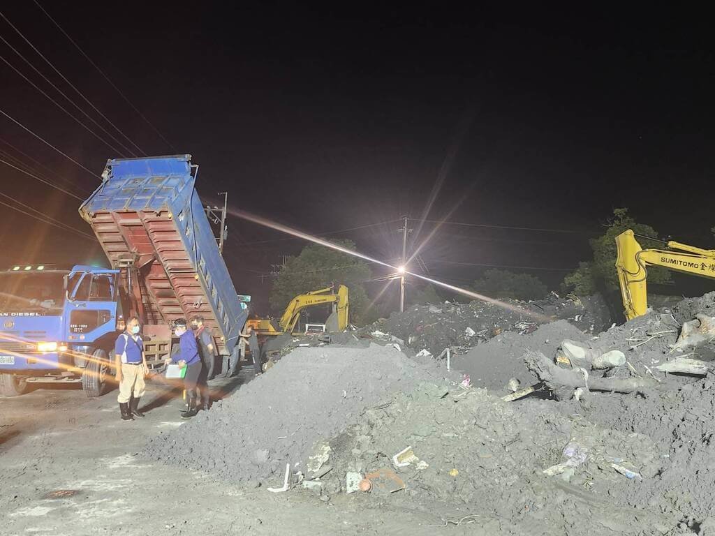 馬太鞍溪堰塞湖溢流，花蓮光復市區遭洪水泥流襲擊，縣府、國軍及大批志工持續投入救援，清出大量泥沙及垃圾，為配合日間人流，大型器械清運集中夜間作業。（花蓮縣政府提供）中央社記者李先鳳傳真　114年9月28日