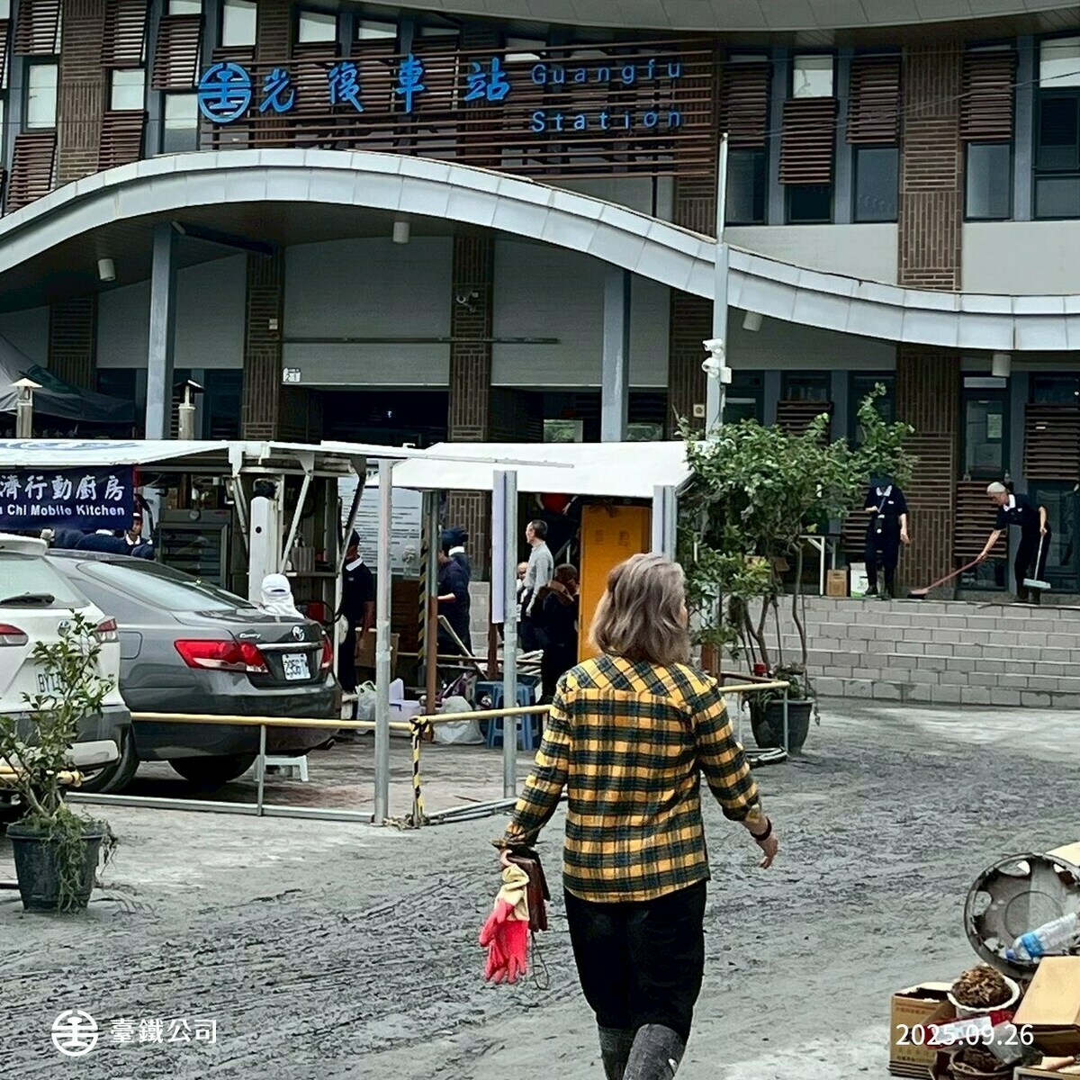花蓮縣光復鄉遭洪水肆虐，民宅、街道滿是淤泥，全台各地志工自發性湧入協助救災。 圖：取自台鐵臉書