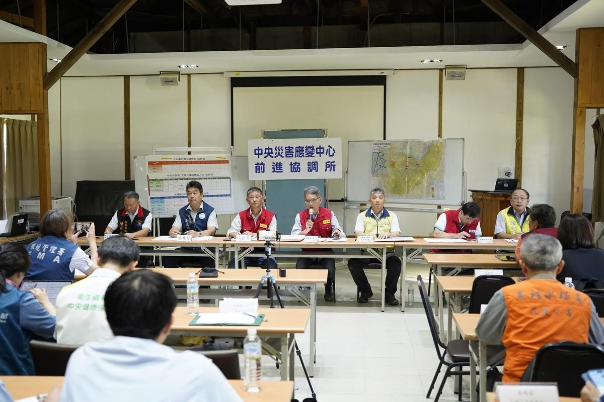行政院表示，花蓮馬太鞍溪堰塞湖溢流重創光復地區，農業部林保署持續監測河床狀態，若情勢惡化、必須緊急疏散撤離，內政部警政署將比照「海嘯警報」方式發出示警。 圖：行政院 提供