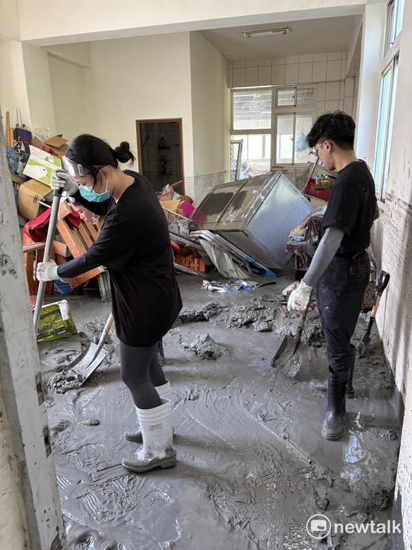 就有其中一名義工表示，災區的狀態不太好，泥巴多到清不完。 圖：民眾／提供