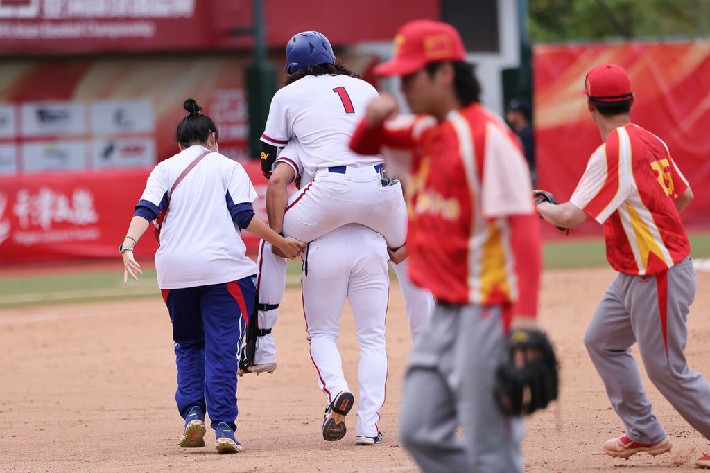 亞洲棒球錦標賽在中國舉行，台灣隊28日與日本爭冠，野手陳敏賜（背號1號）27日比賽因為抽筋提前退場無大礙，今天繼續先發，扛3棒、守一壘。（中華民國棒球協會提供）中央社記者謝靜雯傳真　114年9月28日