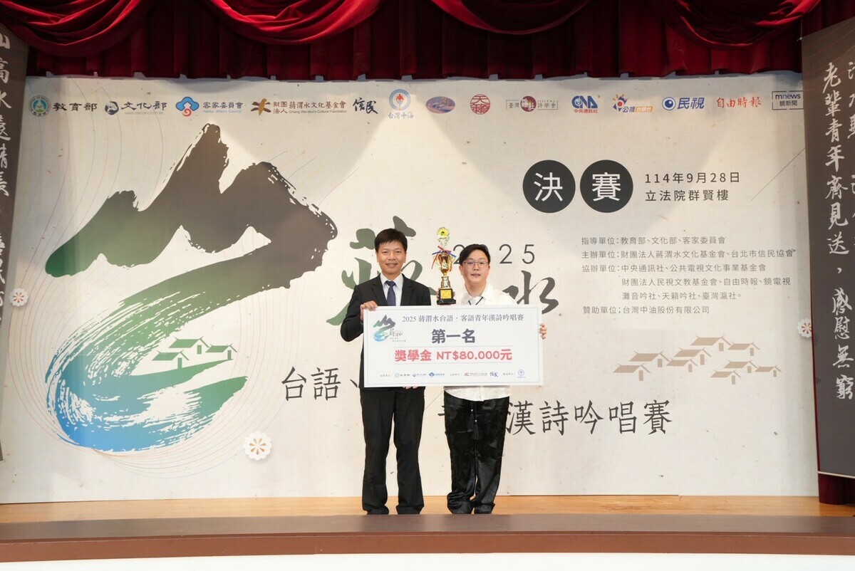 文化部林宏義主任秘書頒獎給大專組第一名國立臺灣戲曲學院歌仔戲學系吳冠廷同學 圖：信民協會提供
