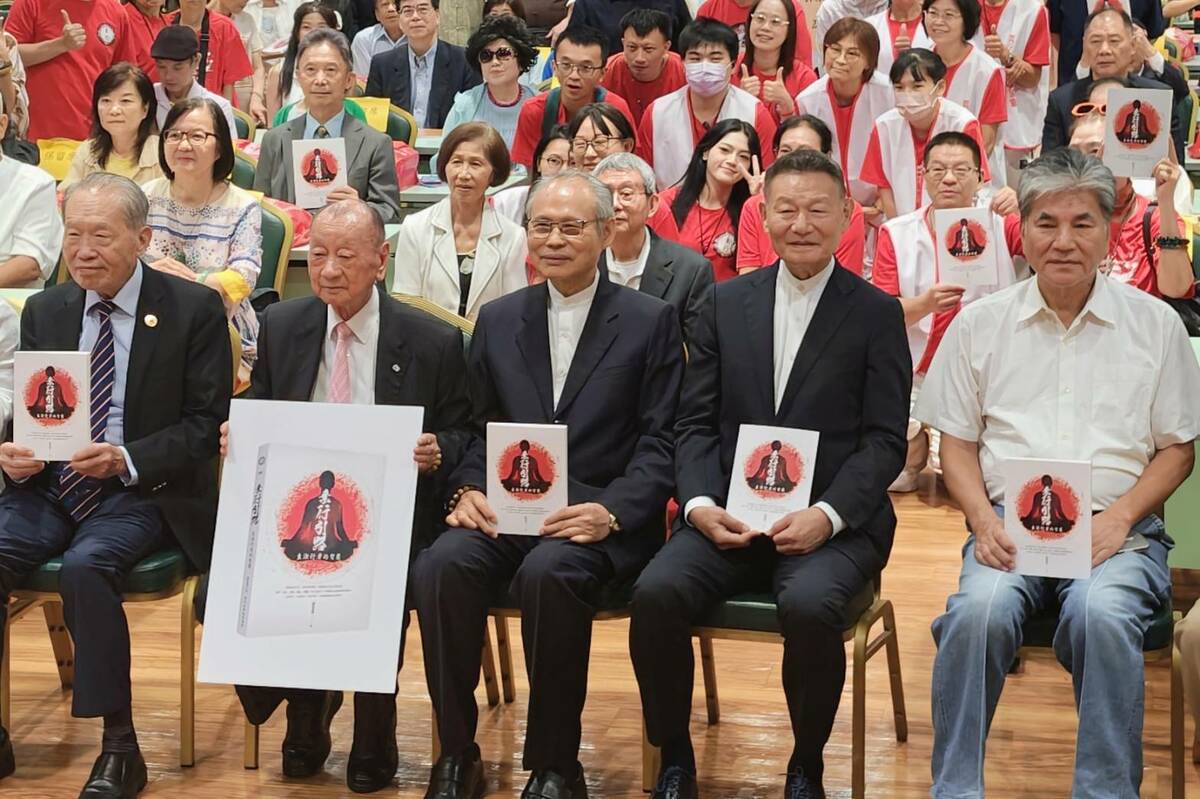 蘇進強(中)最新力作《素行引路～生活行者的智慧》發表，各界重量級嘉賓雲集會場，高朋滿座，場面熱絡。 圖:蘇進強提供