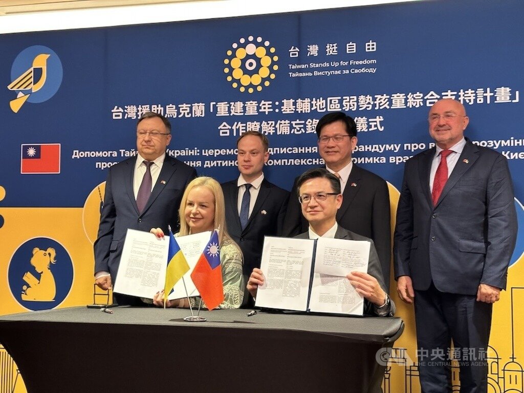 在外交部長林佳龍（後右2）及烏克蘭國會議員見證下，基輔市兒童與家庭福利局副局長巴迪列維奇（前左1）與波蘭台北代表處代表劉永健（前右1）簽署協助基輔地區弱勢孩童綜合支持計畫。 圖/中央社
