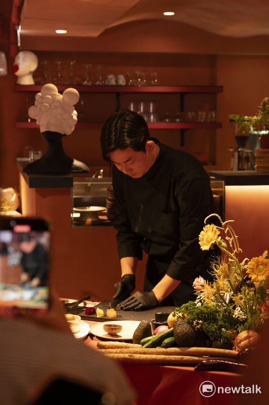 韓國《黑白大廚》林熙元現身嵩 sung 台中美村店。 圖：唐復年/攝