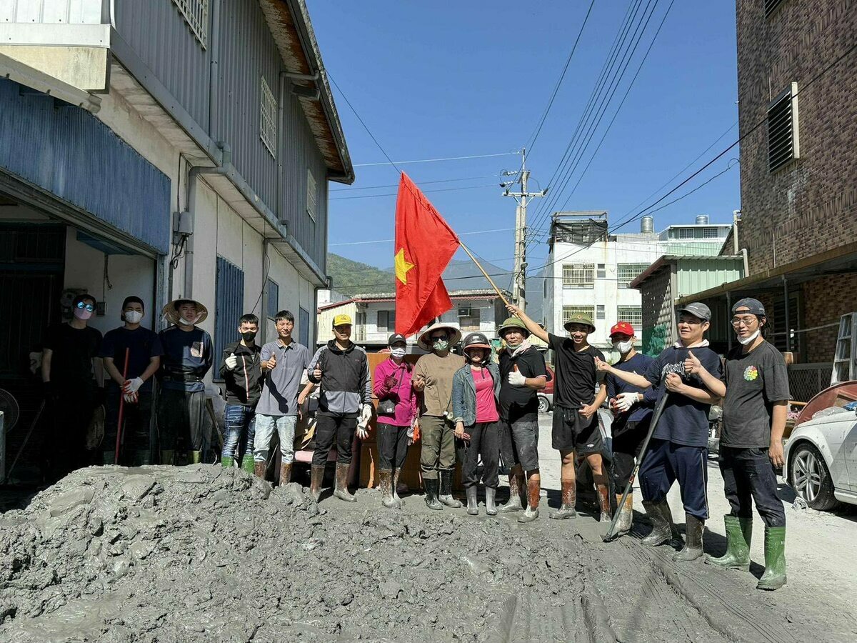 旅居越南的台灣人強尼也在臉書分享，許多越南移工同樣自發組團前往花蓮協助救災。 圖:翻攝自越南強尼VietnamJohnny臉書