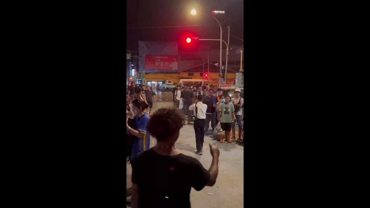 一名台鐵員工拿起大聲公廣播：「大家先上車，到站再補票即可！」短短一句話立刻引來現場歡呼聲，原本焦躁的氣氛瞬間轉為感動。 圖:翻攝自影片
