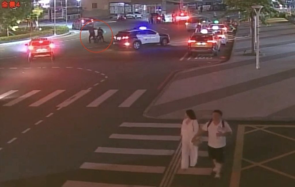 苗栗1名男子28日晚間站立在苗栗火車站前不時大聲吼叫，警方到場勸離，男子不從還以腳踢踹巡邏車，並作勢攻擊員警，最後被員警制伏帶回管束。（警方提供）中央社記者管瑞平傳真 114年9月29日