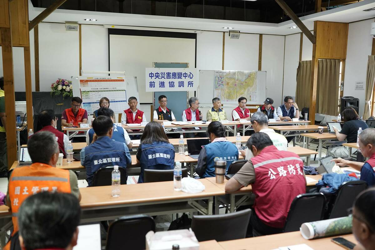 行政院強調，中央已在光復車站設立志工分配站，協助各地志工投入救援。 圖：行政院提供
