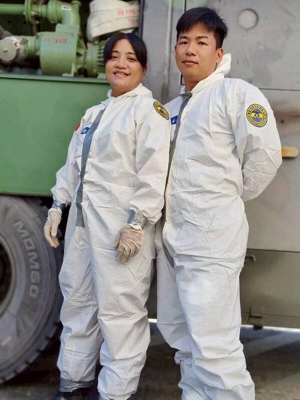 張隆輝上士（左）、蔡淑珍上士（右），適逢結婚11周年紀念日，毅然銷假投入災後復原任務。 圖：第四作戰區提供