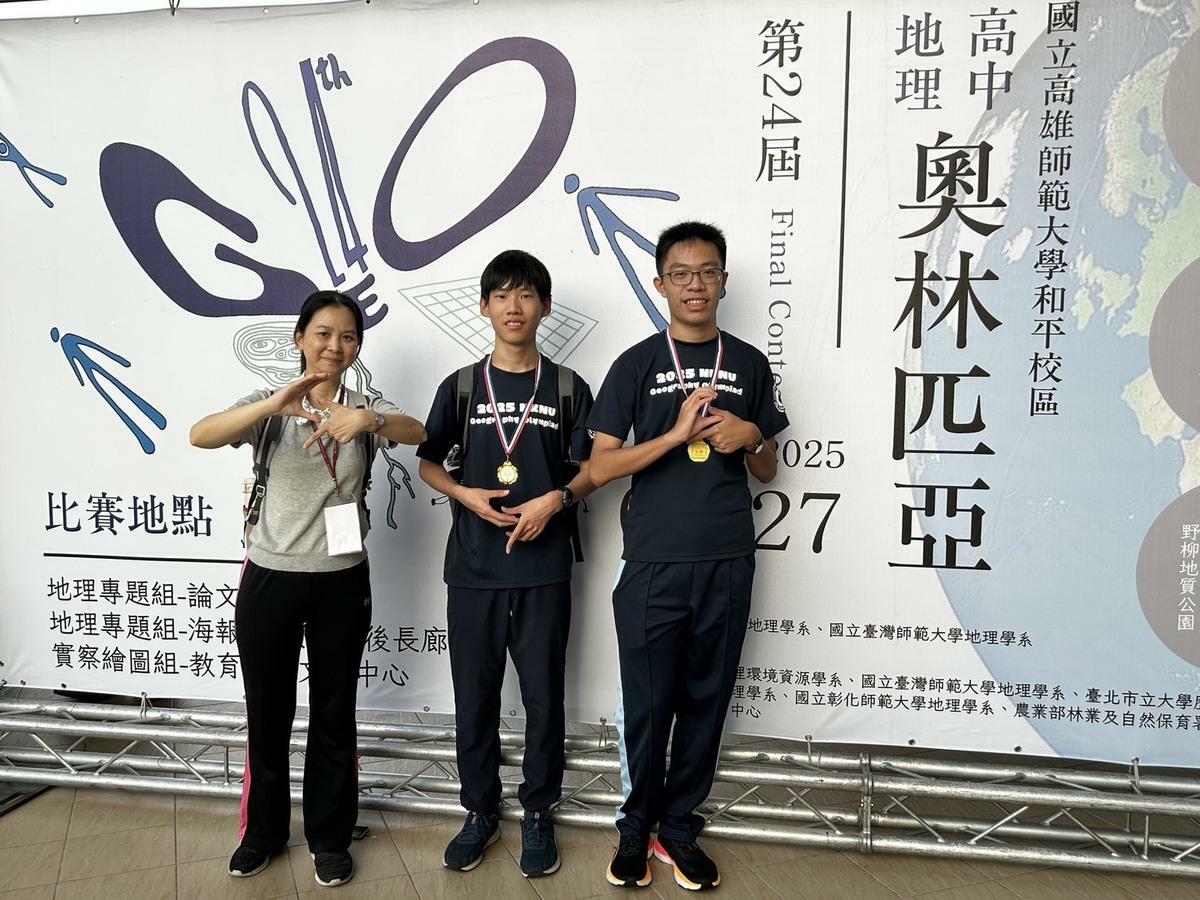 拿下個人組金牌的蔡顓瑋(右)、呂冠成(中)與指導老師張瑋蓁(左)。 圖：高雄市教育局/提供