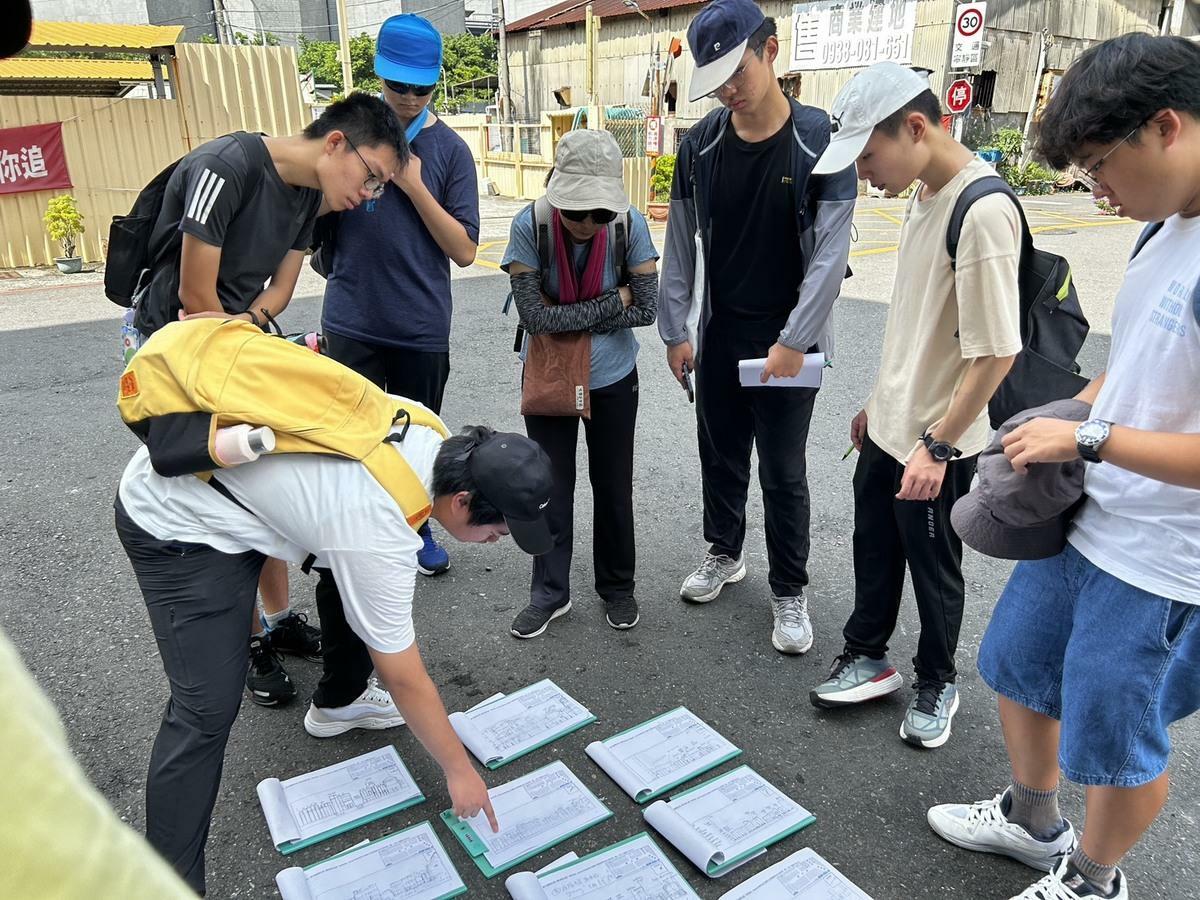 地理科老師設計野外實察課程供同學實戰演練。 圖：高雄市教育局/提供
