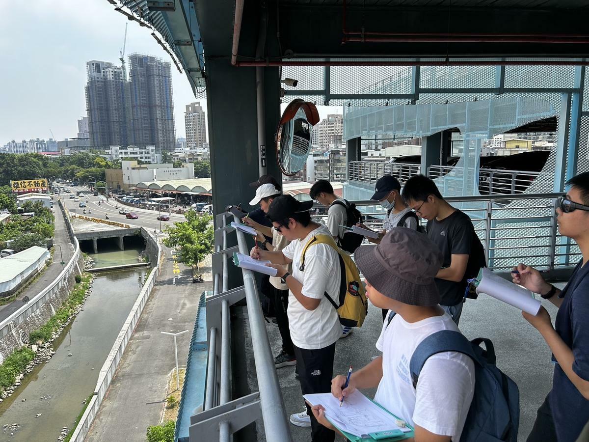 地理科老師設計野外實察課程供同學實戰演練。 圖：高雄市教育局/提供