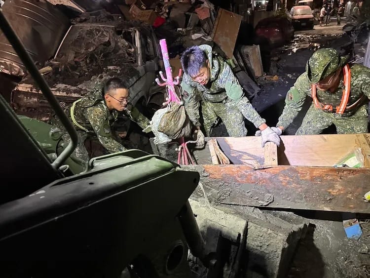大型機具無法使用的環境只能靠人力搬運。 圖：軍方提供