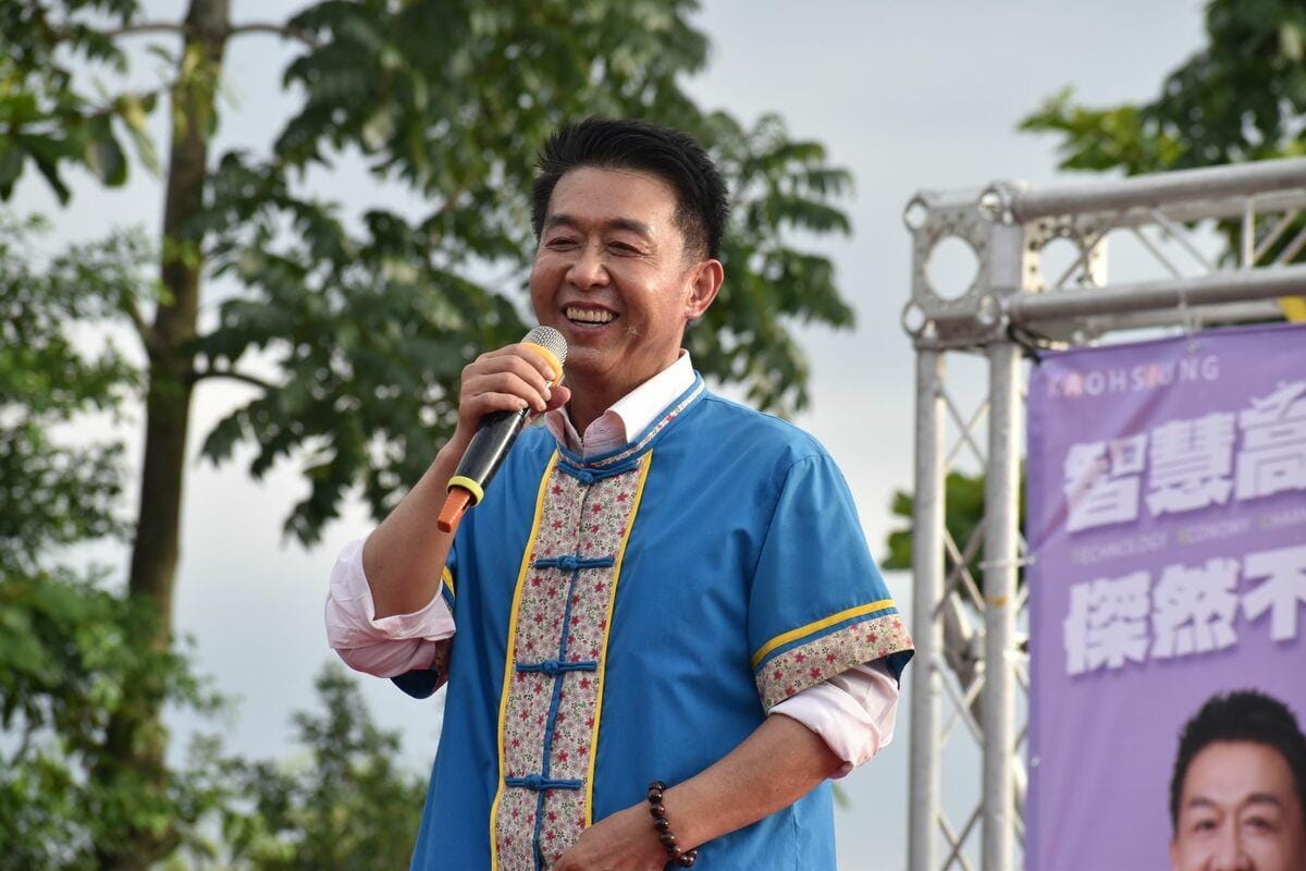 許智傑穿上客家傳統藍衫，在美濃天后宮市民見面會與鄉親搏感情。 圖：許智傑辦公室/提供