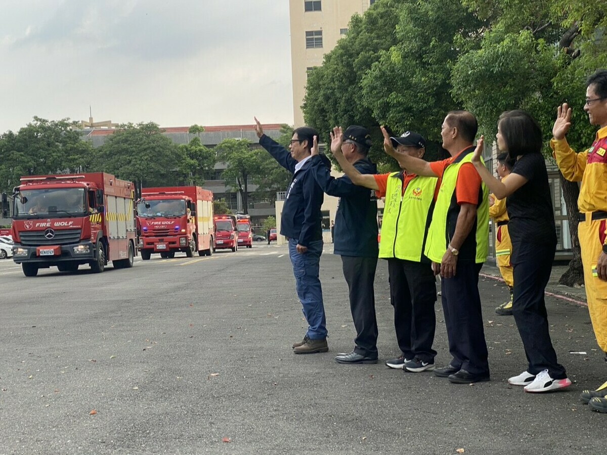 高雄市消防局特種搜救大隊結束花蓮救災任務返抵高雄，陳其邁(左一)親自到場迎接。 圖：高雄市消防局/提供