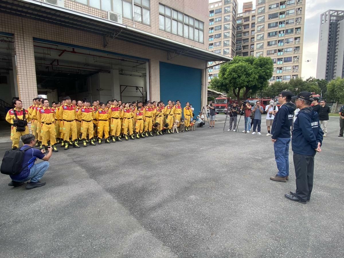 陳其邁(左二)當面慰勞所有救災人員辛勞，並宣布特搜隊全體人員公假補休2天。 圖：高雄市消防局/提供