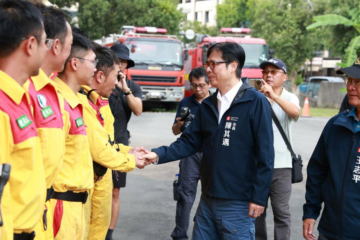 陳其邁(右三)一一與救災人員握手。 圖：高雄市消防局/提供