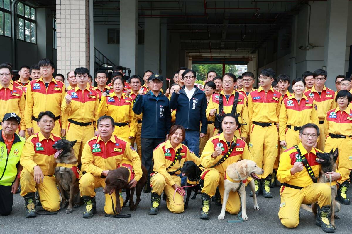 救災人員、搜救犬與陳其邁合影。 圖：高雄市消防局/提供
