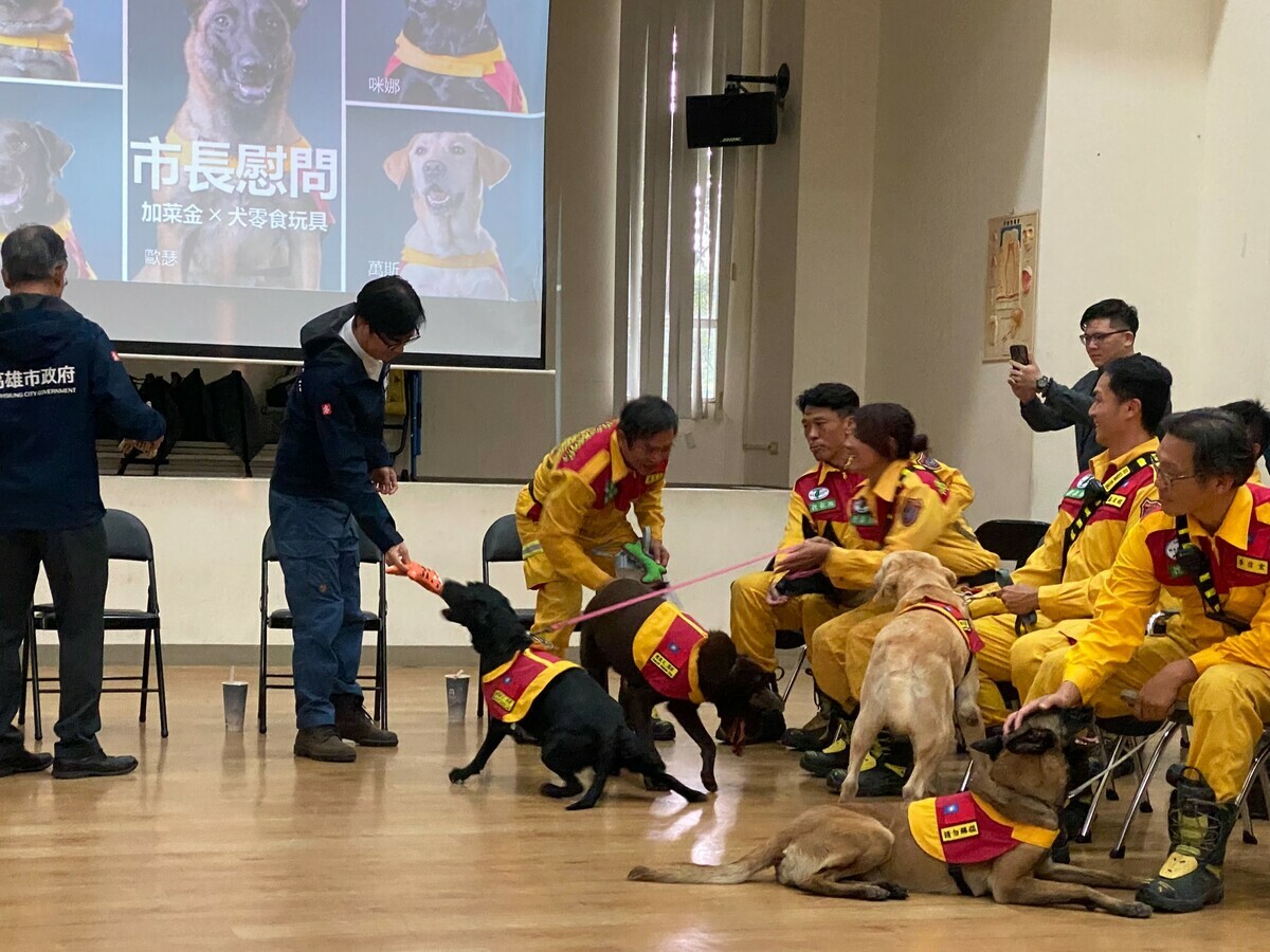 陳其邁(左二)送玩具與零食慰勞搜救犬。 圖：高雄市消防局/提供