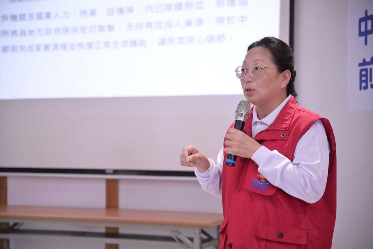 花蓮縣長徐榛蔚今（29）日下午在前進指揮中心宣布，迄今全國捐款累積超過7100萬元，縣府決定「全數」發放給光復鄉約1800戶受災居民 圖:翻攝自徐榛蔚臉書
