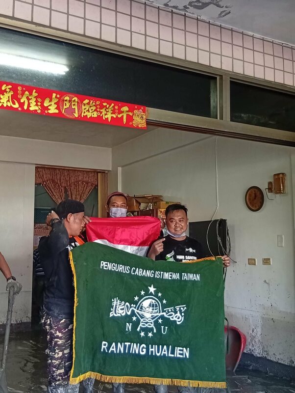 花蓮「鏟子超人」志工遭質疑作秀，石明謹回應，只要不妨礙救災、不強迫災民，拍照留念無可厚非。 圖：翻攝自台灣國際廣播電台印尼語廣播 (RtiSI)粉絲專頁