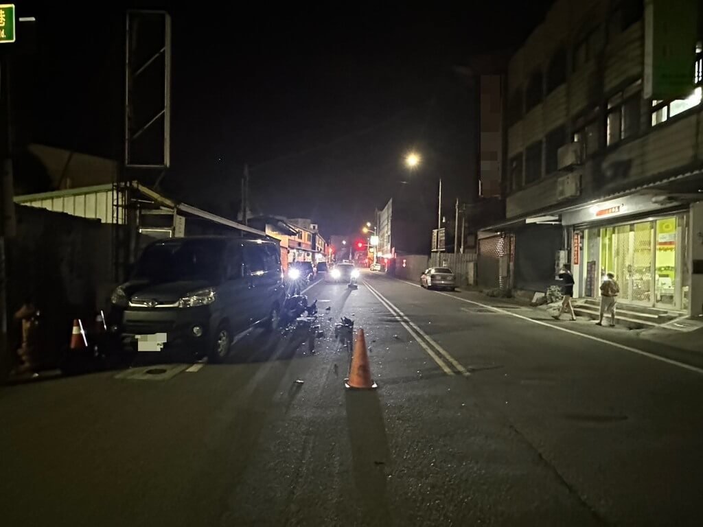 苗栗縣苑裡鎮世界路一段日前發生車禍，吳姓男騎士不明原因自撞停放路旁的自小客貨車，送醫搶救不治。警方指出，自小客貨車林姓車主涉及違規停放車輛，詳細肇事原因及責任歸屬仍待調查釐清。（警方提供）中央社記者管瑞平傳真　114年9月29日