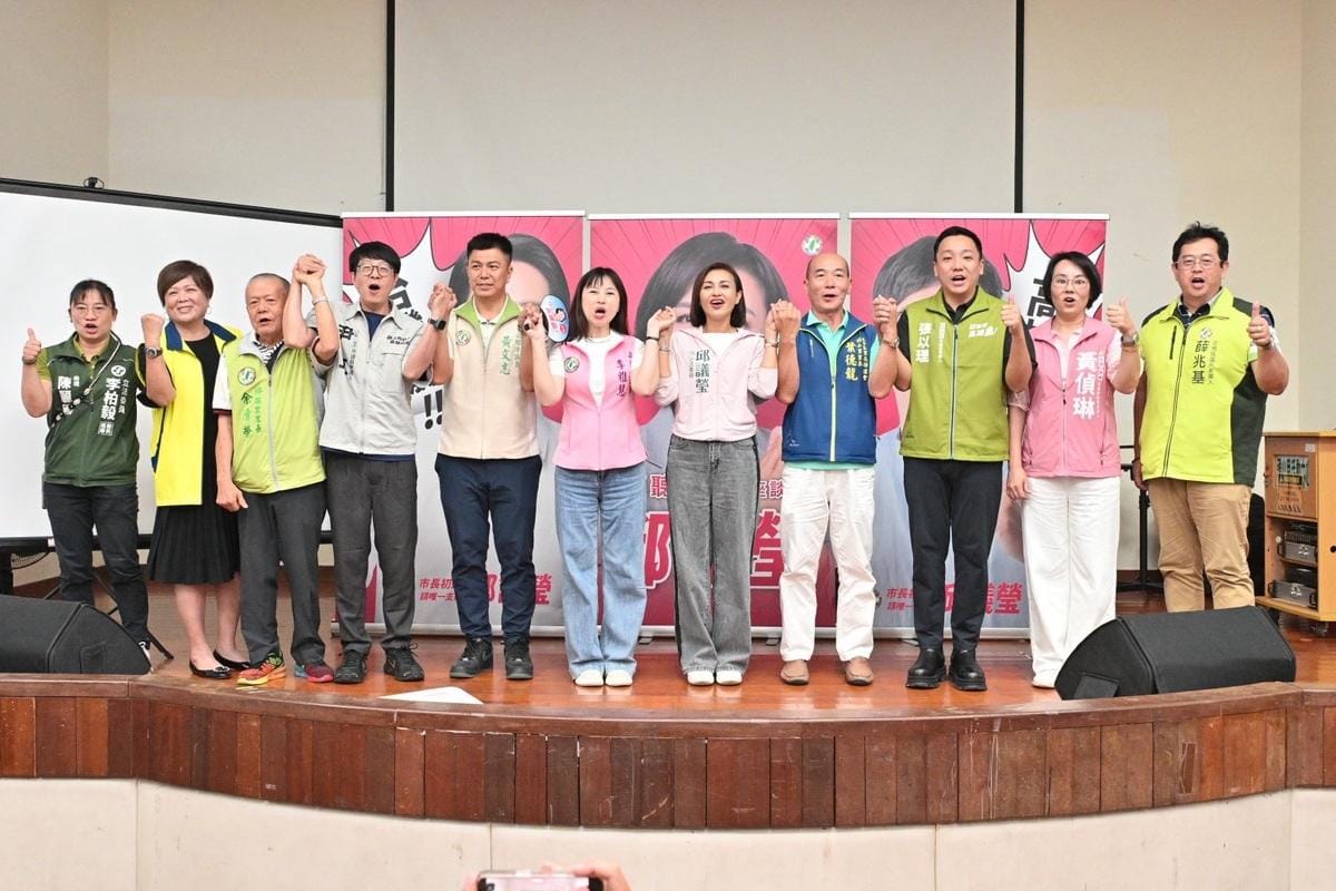 邱議瑩(右五)左營座談會，綠營議員及參選人全員到齊力挺。 圖：邱議瑩辦公室/提供