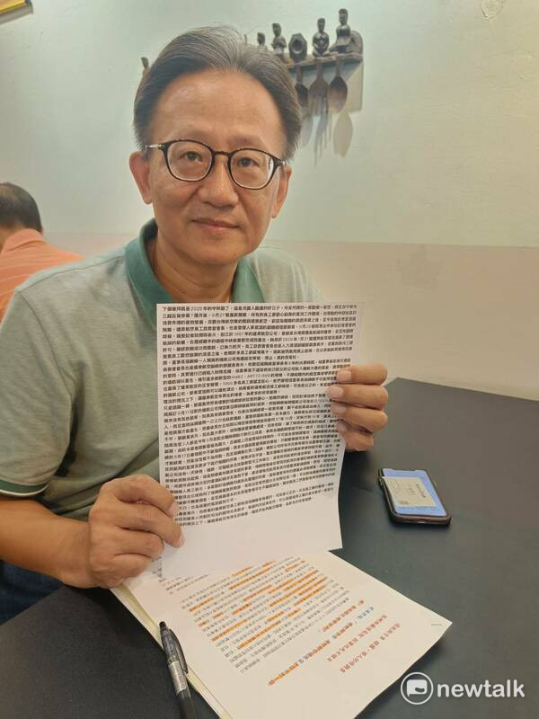 遠東航空員工自救會長鄧銀貴盼司法能還老董清白，遠航員工自救會將持續爭取復航。  圖：唐復年/攝